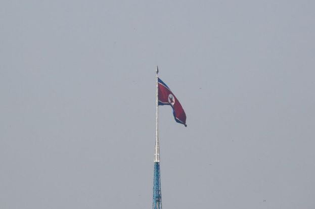 علم كوريا الشمالية في صورة من أرشيف رويترز.